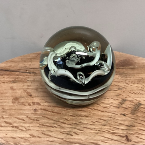 ⚫️ Vintage & Beautiful - Black & White Blown Glass Art Sphere Paperweight Decor - Picture 3 of 10